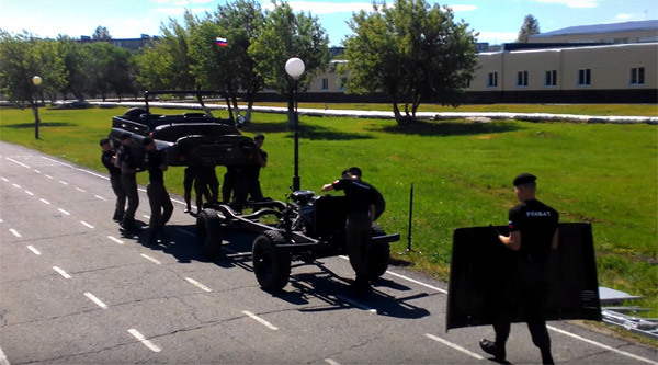 Màn tháo lắp xe hơi trong nháy mắt của học viên sĩ quan Nga