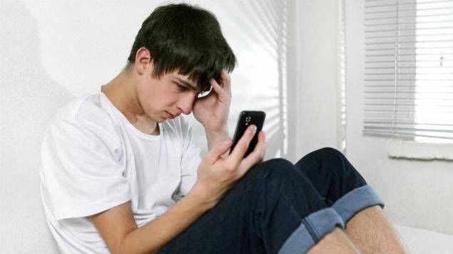 Trẻ vị thành niên tăng trầm cảm, tự tử vì smartphone