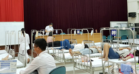 Sốt xuất huyết 19 người chết: Trưng dụng hội trường, BS ngồi hành lang