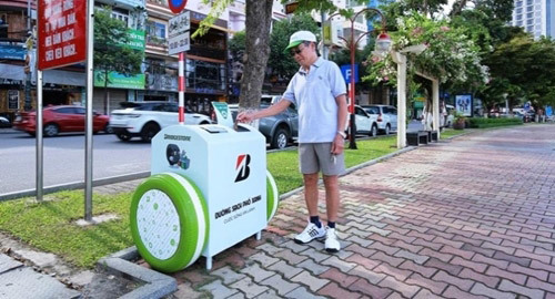 Người dân Đà Nẵng thích thú với thùng rác sạc pin