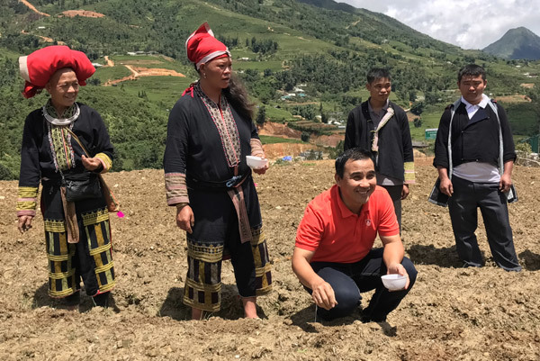 MC Quyền Linh gieo hạt trồng cây giữa nắng nóng