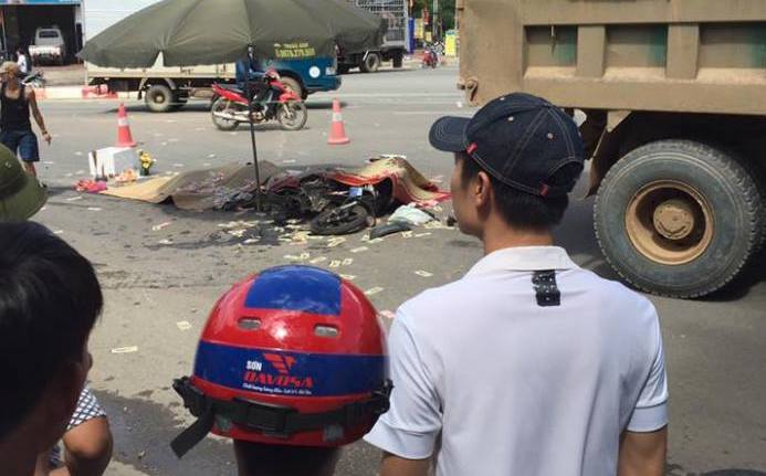 Hà Nội: Va chạm với xe tải, 3 người chết tại chỗ