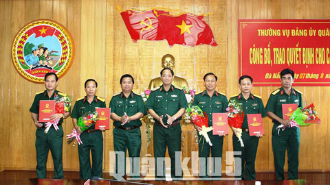 Công bố quyết định của Bộ Quốc phòng về công tác cán bộ