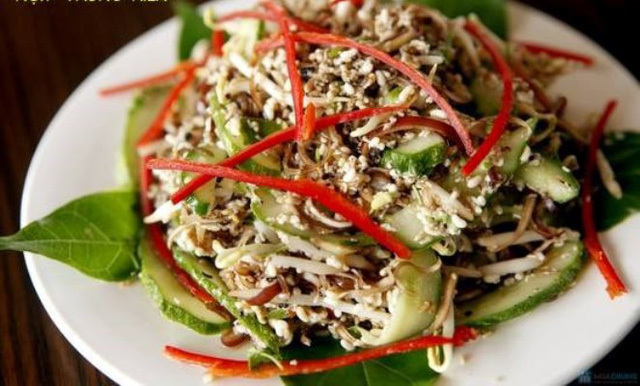Thưởng thức đặc sản trứng kiến vàng ở Hầm Hô