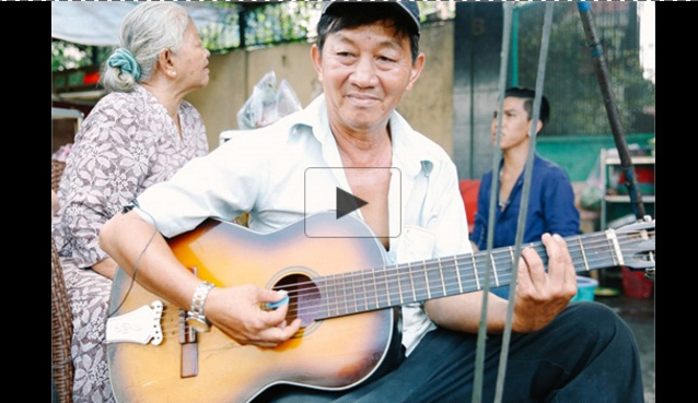 Quán ăn lãng mạn ở Sài Gòn: Anh đàn, em hát bên gánh bánh xèo