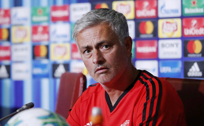 Mourinho nổi đóa với sếp lớn MU, Arsenal đuổi hậu vệ ngổ ngáo
