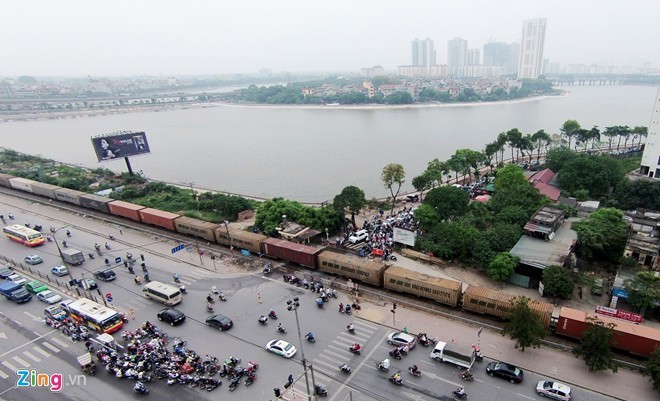 Chuyển đường sắt sang bên kia sông Hồng: Bất tiện nghìn khách đi lại