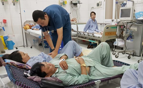 Sốt xuất huyết: Nhà giàu cũng bị từ chối nhập viện vì quá tải