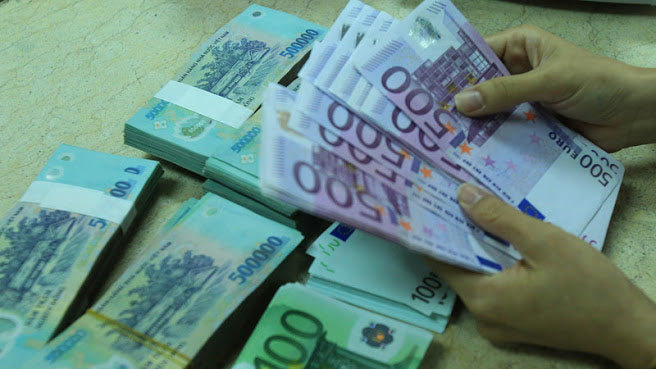 Tỷ giá ngoại tệ ngày 9/8: USD giảm sát đáy 15 tháng