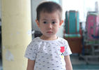 Bé trai 2 tuổi nghi bị bỏ rơi ở trung tâm Sài Gòn