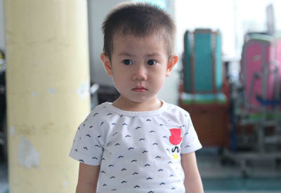 Bé trai 2 tuổi nghi bị bỏ rơi ở trung tâm Sài Gòn
