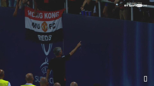 Chán cảnh về nhì, Mourinho tặng huy chương cho CĐV