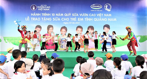 Trao 46.500 ly sữa cho trẻ em tỉnh Quảng Nam