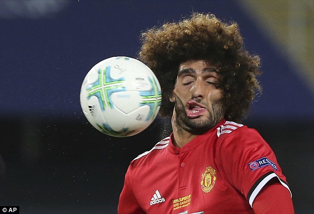 Phì cười với khuôn mặt biến dạng của Fellaini