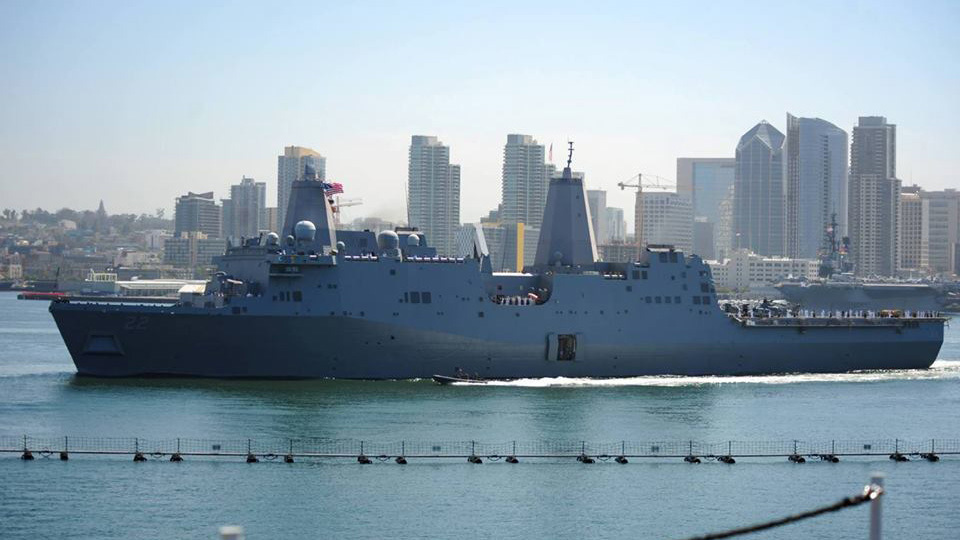 Uy lực tàu đổ bộ khổng lồ của Mỹ vừa ghé cảng Cam Ranh