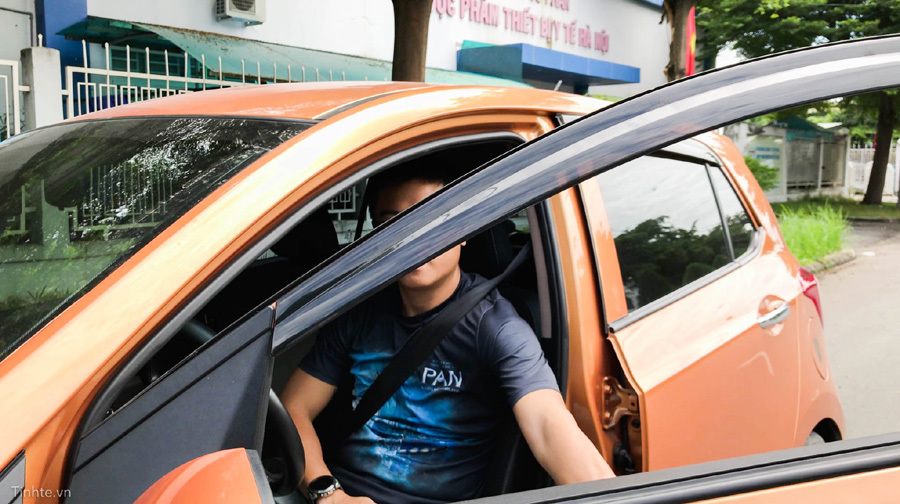 Bí quyết mở cửa ô tô không bao giờ gây tai nạn