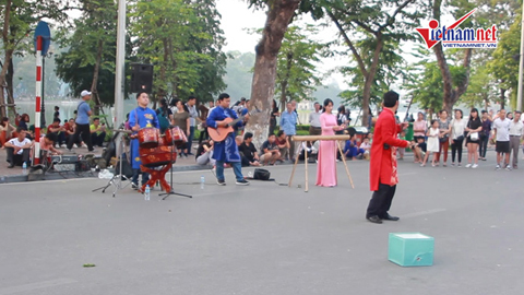 Hà Nội bàn cấp phép đàn, ca trên phố đi bộ