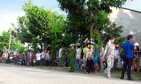 Sát hại vợ rồi chạy ra đường ngồi khóc nức nở