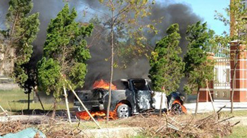 Xe bán tải bốc cháy ngùn ngụt trước cổng Viện Kiểm sát