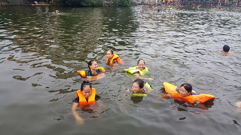 Ao tù hô biến thành bể bơi hút U60 'vùng vẫy'