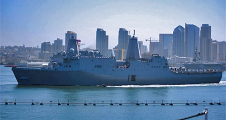 Uy lực tàu đổ bộ khổng lồ của Mỹ vừa ghé cảng Cam Ranh