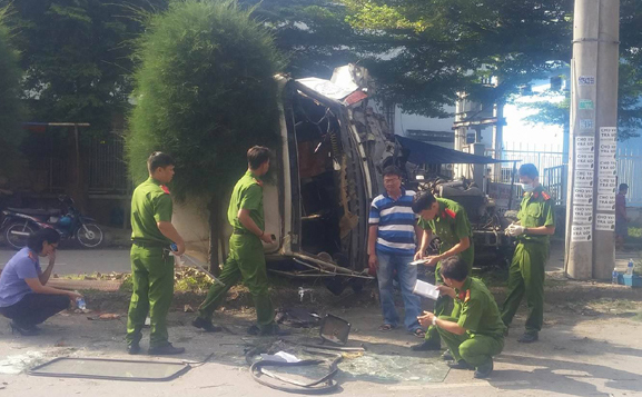 Húc văng xe máy, đầu kéo container lao vào cột điện, tài xế tử vong