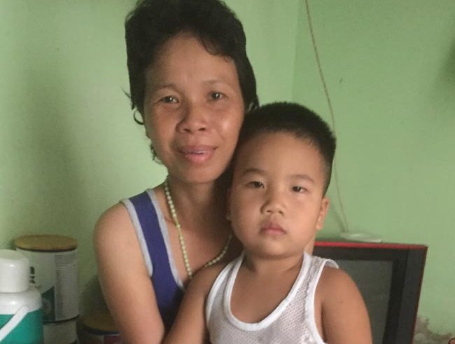 Nữ công nhân mắc ung thư rơi nước mắt khi nhắc đến con trai thơ dại