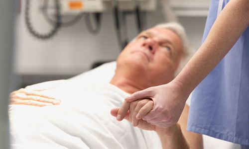 Phải làm gì khi trong gia đình có người mắc HIV/AIDS để không bị lây nhiễm?