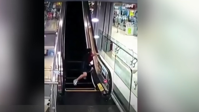 Tận dụng thang cuốn tập Gym, cô gái suýt mất tay