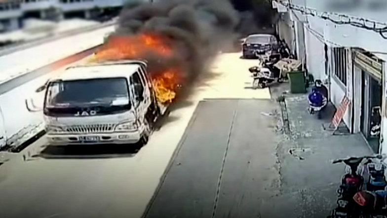 Video người hùng lái xe tải đang bốc cháy lao ra khỏi toà nhà gây sốt