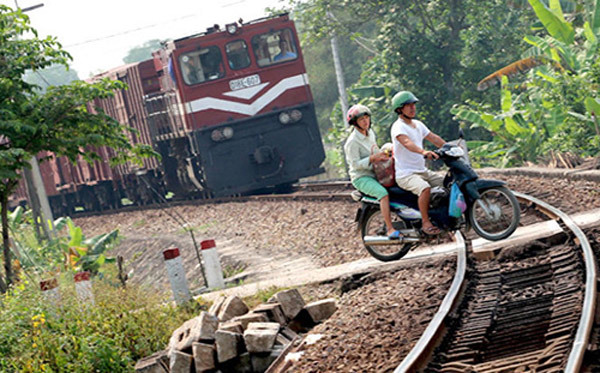 Chặn Tai Nạn Đường Sắt: Có những giải pháp và kỹ thuật hiện đại để chặn các tai nạn giao thông đường sắt. Những hình ảnh về các biện pháp này sẽ giúp bạn hiểu hơn và chủ động hơn trong việc bảo vệ tính mạng của mình.