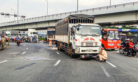 4 người trong nhà nguy kịch khi xe tải chạy ngược chiều tông trúng