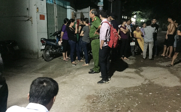 Vợ ngất xỉu khi phát hiện chồng chết trong tư thế treo cổ