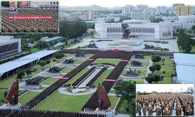 Sĩ quan Triều Tiên diễu hành ủng hộ Kim Jong Un