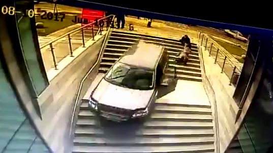 Quên kéo phanh tay, nữ tài xế để ô tô lao như tên bắn vào toà nhà