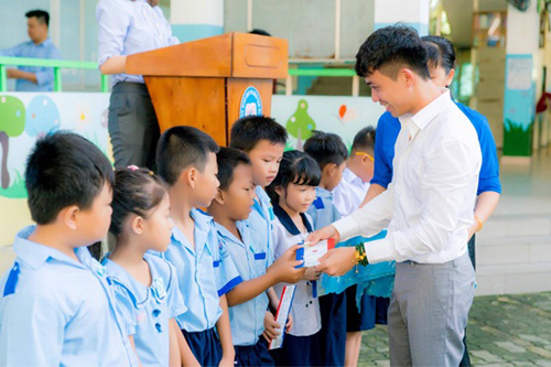 Nhựa Long Thành trao học bổng cho học sinh TP.HCM