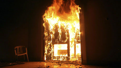 Không cho tiền trả nợ, quý tử đốt nhà, chém công an