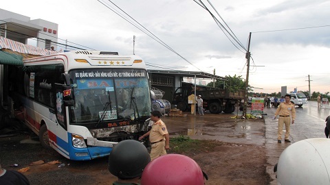 Xe khách tông liên hoàn trên quốc lộ, nhiều người bị thương