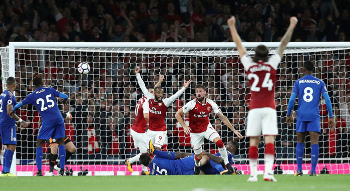 Arsenal đánh bại Leicester sau màn rượt đuổi điên rồ