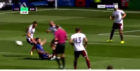 Chelsea 0-0 Burnley: Đội trưởng Cahill bị đuổi