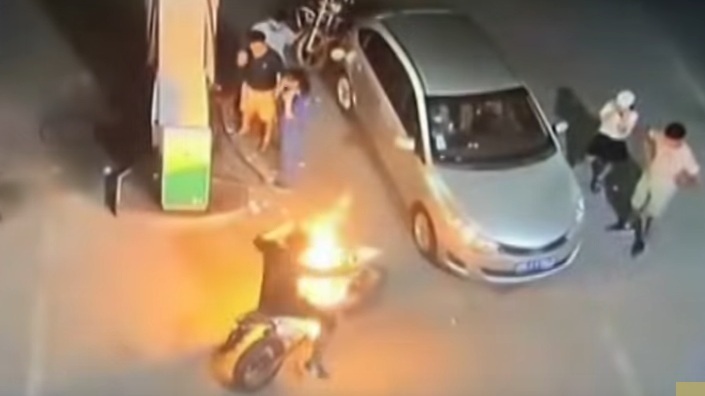 Xe máy bốc cháy dữ dội gây hoảng loạn ở trạm xăng