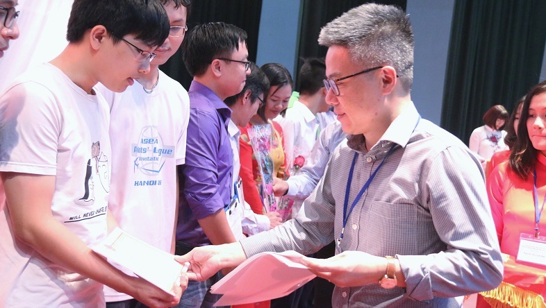 Cấp học bổng hơn 7 tỷ đồng cho học sinh, sinh viên giỏi toán