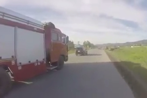 Tài xế ô tô cản đường xe cứu hỏa hàng kilomet gây bức xúc