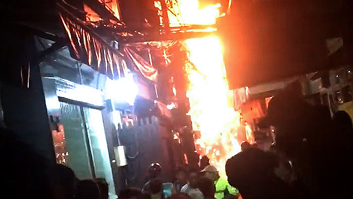 Cháy ở phố Tây Sài Gòn, du khách nháo nhào tháo chạy