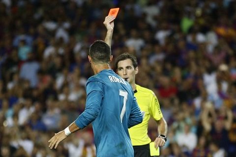 Ronaldo bị truất quyền thi đấu