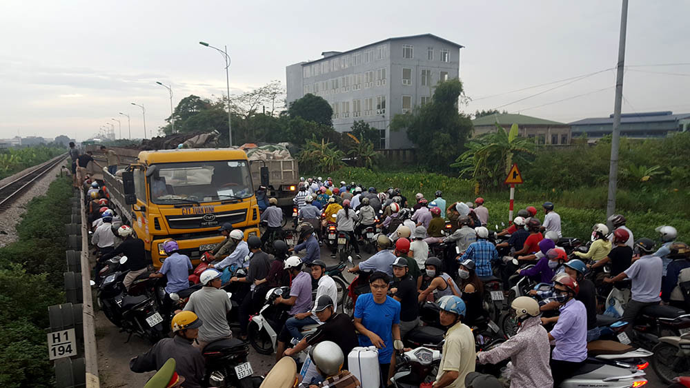 Xe tải đối đầu văng xi măng tung tóe, cửa ngõ thủ đô ùn dài