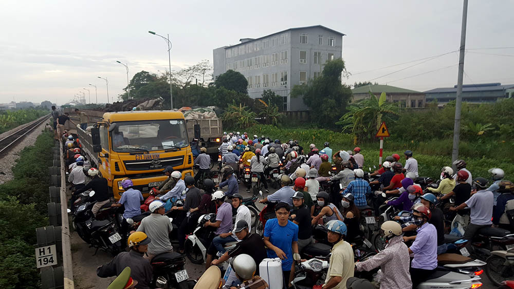 Xe tải đối đầu văng xi măng tung tóe, cửa ngõ thủ đô ùn dài