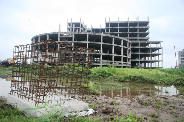 Cận cảnh 'bệnh viện trăm tỷ' bỏ hoang sau 10 năm khởi công