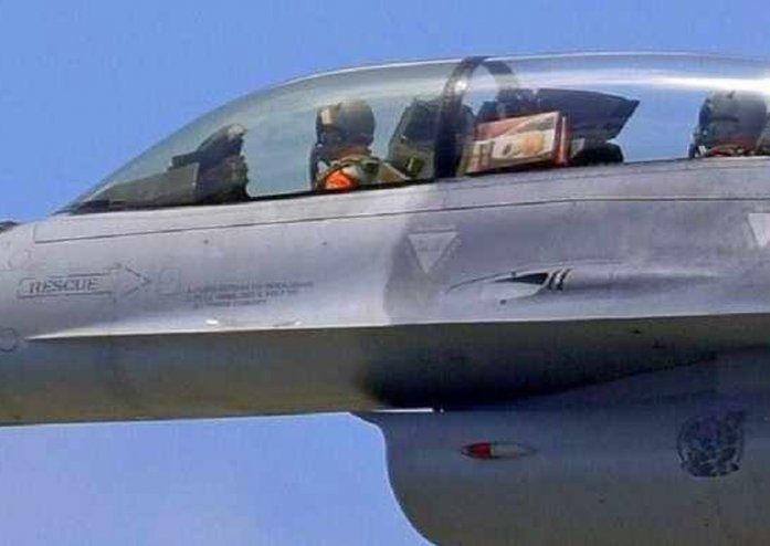 Mang bánh lên máy bay, phi công F-16 suýt gặp họa