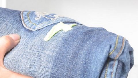 Mẹo tẩy bỏ bã kẹo cao su trên quần áo nhanh gọn